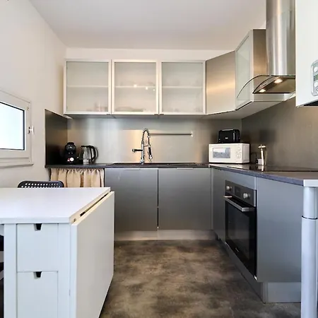 3 Bedrooms, Free Parking, 10 Min From The Arena Apartmán Remeš
