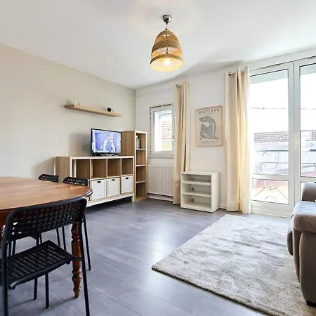 Apartmán 3 Bedrooms, Free Parking, 10 Min From The Arena Remeš