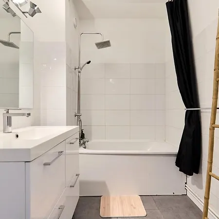 Apartment 3 Bedrooms, Free Parking, 10 Min From The Arena *