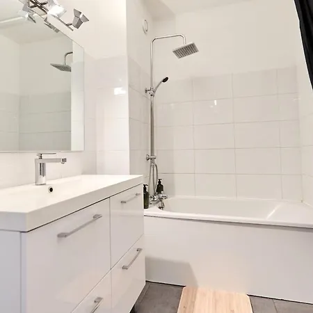 3 Bedrooms, Free Parking, 10 Min From The Arena